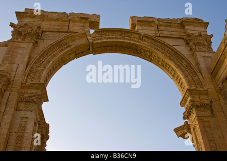 Arc monumental dans les ruines romaines de Palmyre en Syrie Banque D'Images