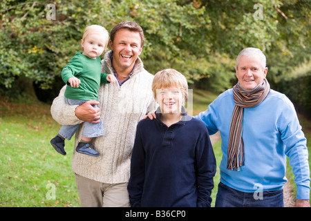 Deux hommes et deux jeunes enfants se tenant dans le chemin d'outdoors smiling (selective focus) Banque D'Images