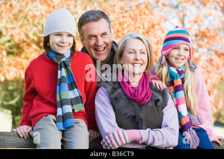 Les grands-parents avec leurs petits-enfants à l'extérieur à l'park smiling (selective focus) Banque D'Images