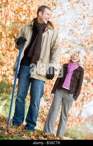 Couple outdoors ramasser des feuilles et smiling (selective focus) Banque D'Images
