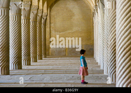 Jeune fille dans la salle de prière à la mosquée Masjid Vakil ou Regents à Shiraz Iran Banque D'Images