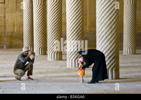 Famille dans la salle de prière à la mosquée Masjid Vakil ou Regents à Shiraz, Iran Banque D'Images