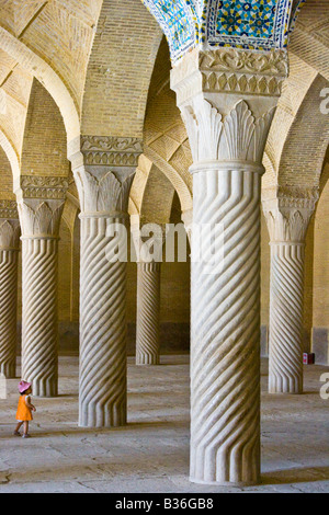 Jeune fille dans la salle de prière à la mosquée Masjid Vakil ou Regents à Shiraz Iran Banque D'Images