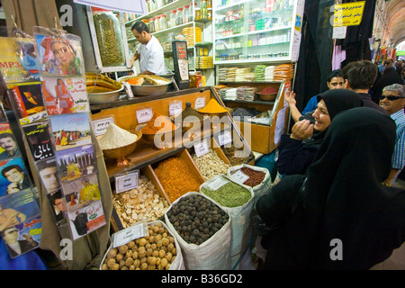 Les femmes à la recherche d'épices en e Bazar Vakil à Shiraz Iran Banque D'Images