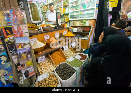 Les femmes à la recherche d'épices en e Bazar Vakil à Shiraz Iran Banque D'Images