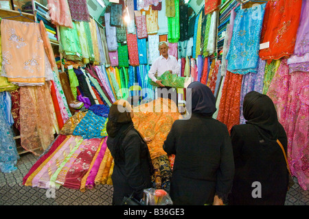 Shopping pour les femmes dans des tissus lumineux e Bazar Vakil à Shiraz, Iran Banque D'Images