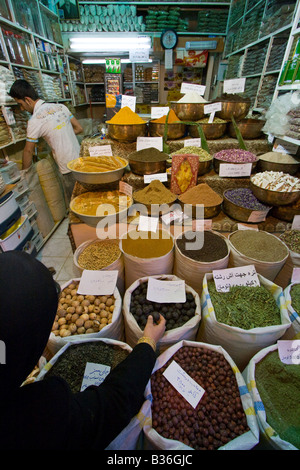 Woman Shopping for épices dans Bazar Vakil e à Shiraz Iran Banque D'Images