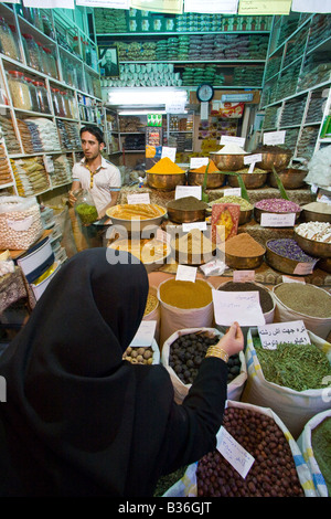 Woman Shopping for épices dans Bazar Vakil e à Shiraz Iran Banque D'Images