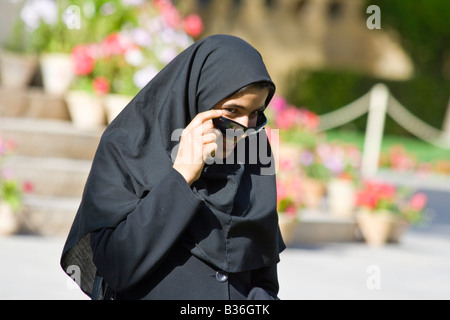 Teenage Girl iranien d'abaisser ses lunettes de soleil sur la tombe de Hafez à Shiraz, Iran Banque D'Images