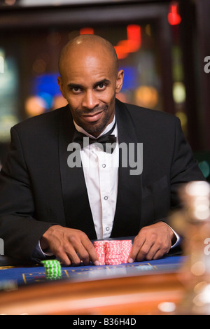 L'homme à jouer à la roulette de casino smiling (selective focus) Banque D'Images