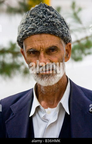 Turkmène ethnique portant un chapeau traditionnel iranien dans les régents bazar en Iran Kerman Banque D'Images