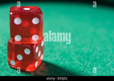 Dés assis sur une table de poker (close up/focus sélectif) Banque D'Images