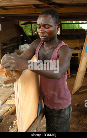 Carpenter à l'œuvre dans une ébénisterie, Accra, Ghana Banque D'Images