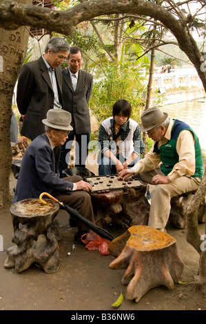 Groupe de personnes âgées hommes vietnamiens jouer à un jeu dans un parc Hanoi Vietnam Banque D'Images