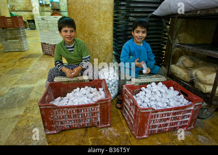 Les jeunes garçons qui travaillent dans une boulangerie dans la vieille ville d'Alep en Syrie Banque D'Images