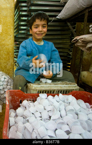 Jeune garçon travaillant dans une boulangerie dans la vieille ville d'Alep en Syrie Banque D'Images