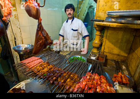 La vente du vendeur de brochettes d'agneau dans le souk de la vieille ville d'Alep en Syrie Banque D'Images