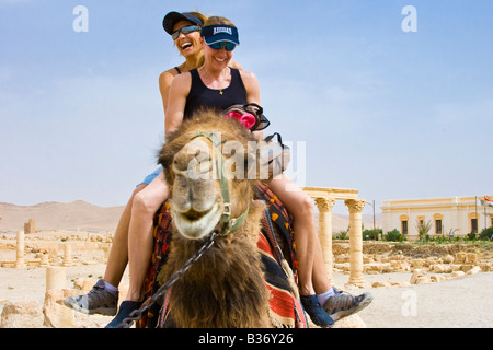 En chameau touristiques à des ruines romaines de Palmyre en Syrie Banque D'Images