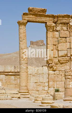 Colonnes romaines et le château arabe Qalaat ibn Maan Palmyre en Syrie Banque D'Images