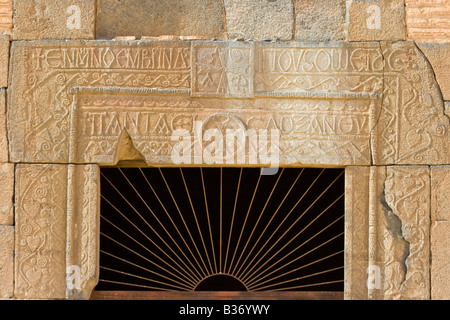 Inscription grecque à des ruines romaines de Qasr Ibn Wardan en Syrie Banque D'Images