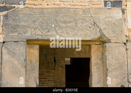 Inscription grecque à des ruines romaines de Qasr Ibn Wardan en Syrie Banque D'Images