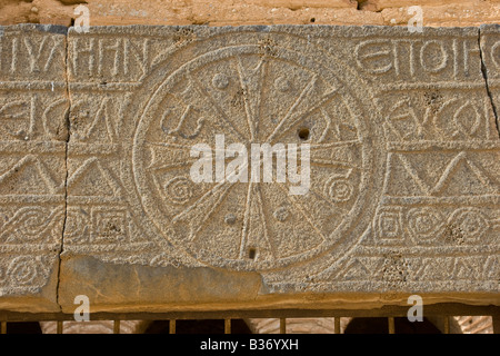 Inscription grecque à des ruines romaines de Qasr Ibn Wardan en Syrie Banque D'Images