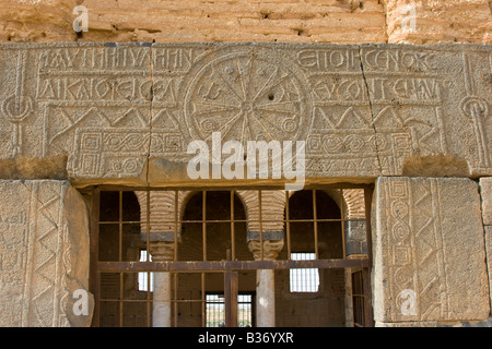 Inscription grecque à des ruines romaines de Qasr Ibn Wardan en Syrie Banque D'Images