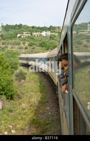 Jeune fille syrienne sur un train de Lattaquié en Syrie Banque D'Images