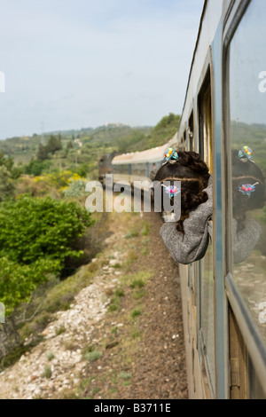 Jeune fille syrienne sur un train de Lattaquié en Syrie Banque D'Images