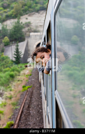 Jeune fille syrienne sur un train de Lattaquié en Syrie Banque D'Images