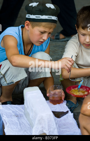 Vente Garçon ouzbek de glace pilée aromatisée à Samarcande en Ouzbékistan Banque D'Images