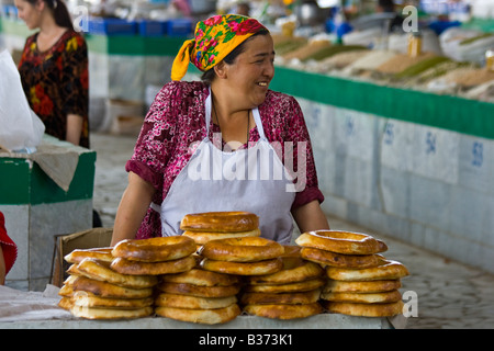 Femme ouzbek Vente de pain dans le marché de Samarkand Ouzbékistan Siab Banque D'Images