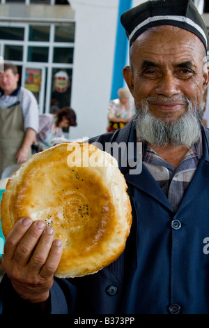 L'ouzbek Homme portant un chapeau traditionnel dans le Bazar Siab à Samarcande en Ouzbékistan Banque D'Images