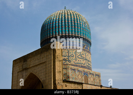 L'un des dômes de cour à Bibi Khanym mosquée de Samarkand en Ouzbékistan Banque D'Images