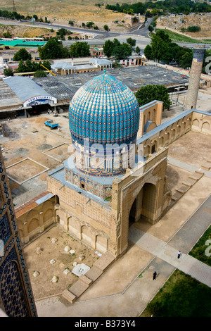 L'un des dômes de cour à Bibi Khanym mosquée de Samarkand en Ouzbékistan Banque D'Images