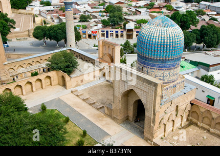 L'un des dômes de cour à Bibi Khanym mosquée de Samarkand en Ouzbékistan Banque D'Images