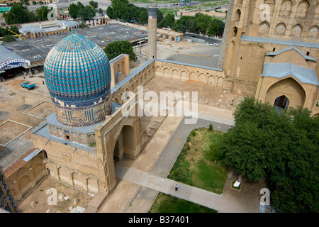 L'un des dômes de cour à Bibi Khanym mosquée de Samarkand en Ouzbékistan Banque D'Images