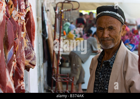 L'ouzbek Butcher, au marché du dimanche de l'Ouzbékistan Urgut Banque D'Images