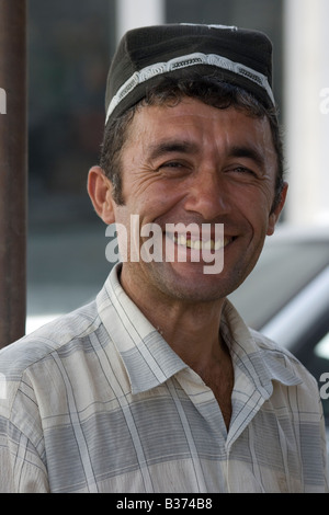 L'ouzbek Homme portant un chapeau traditionnel au marché de dimanche en Ouzbékistan Banque D'Images