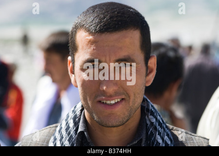 Jeune homme afghan au Tadjikistan Afghanistan Ishkashim marché près de passage des frontières Banque D'Images