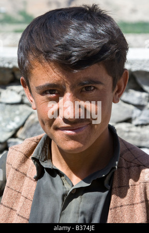 Jeune homme afghan au Tadjikistan Afghanistan Ishkashim marché près de passage des frontières Banque D'Images