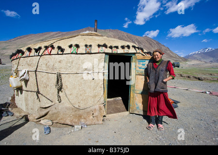 Belle Jeune femme ethnique tadjik kirghize en face de sa famille dans une Yourte Jalang Village dans le Pamir au Tadjikistan Banque D'Images