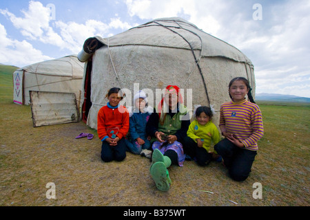 Famille kirghize en face d'une yourte sur le lac Song Kul dans Kygryzstan Banque D'Images