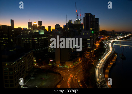 Brisbane City skyline le long de la Brisbane River au lever du soleil Banque D'Images