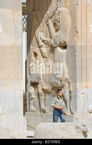 Sculpté en pierre au secours les ruines de Persépolis en Iran Banque D'Images