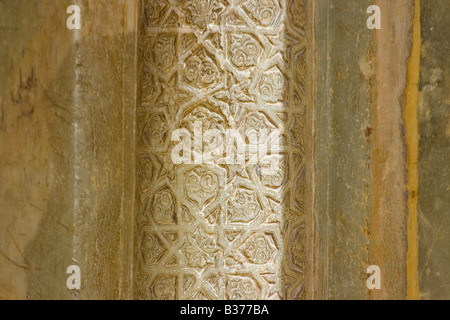 Marbre sculpté pilier à l'intérieur de la mosquée Jameh ou Mosquée du Vendredi à Ispahan Iran Banque D'Images