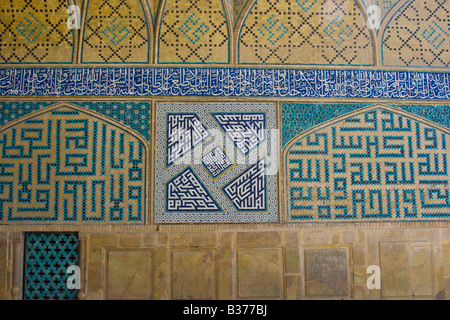 Calligraphie à l'intérieur de la décoration ouvragée mosquée Jameh ou Mosquée du Vendredi à Ispahan Iran Banque D'Images