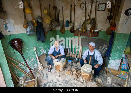 Des artisans ouïghoure Instruments de musique traditionnelle en bois de Kashgar dans la province du Xinjiang Chine Banque D'Images