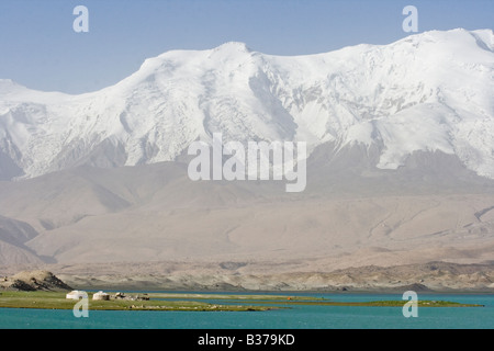 Yourte à Kara Kul Lake sur la Karakoram Highway dans la province du Xinjiang Chine Banque D'Images