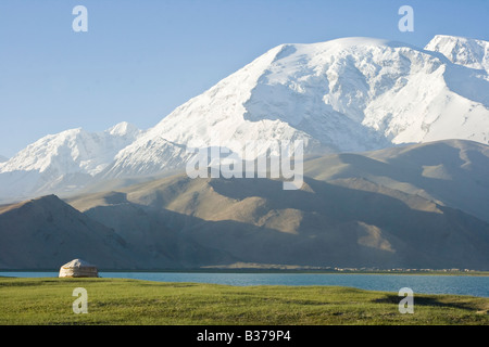 Yourte à Kara Kul Lake sur la Karakoram Highway dans la province du Xinjiang Chine Banque D'Images